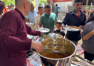 distributing langar